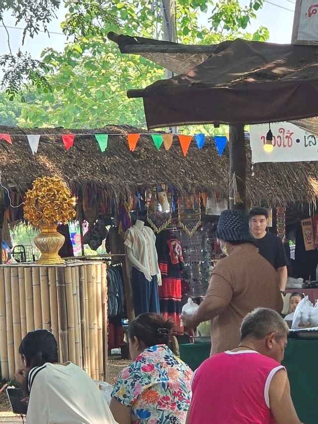 กาดนั่งก่อม@หนองกระทิง ตลาดเช้าสุดชิลล์ ในลำปาง