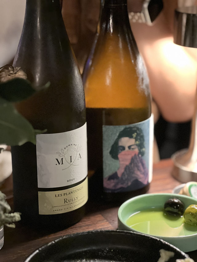 🍷 “노을빛 내려앉은 골목 위, 해방촌 방방에서의 한 끼 – 야외 데이트의 완성”