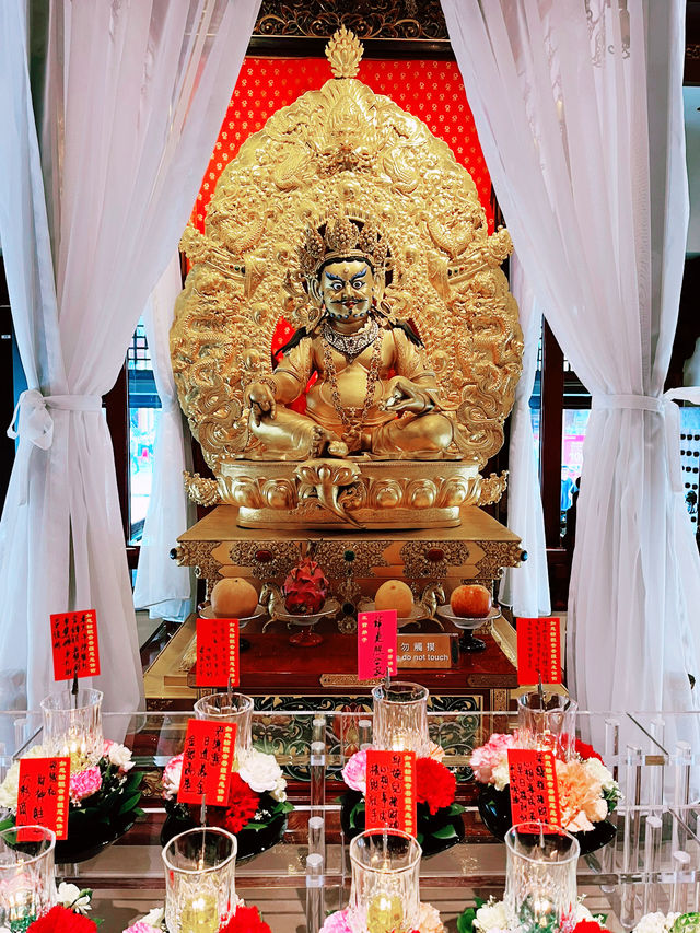 “Day One in Singapore: A Sacred Start at the Buddha Tooth Relic Temple”