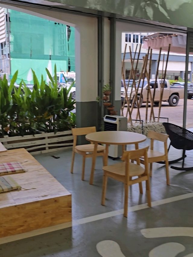รีวิวคาเฟ่ "กลางเมือง" สกลนคร บรรยากาศดี