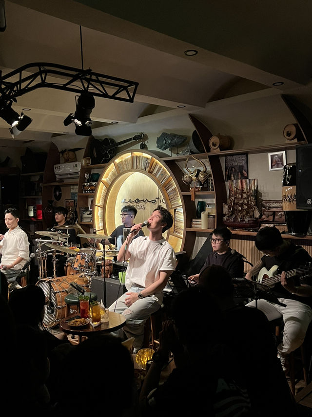 A Cozy Night at Acoustic Bar – Nam Kỳ Khởi Nghĩa 🎶
