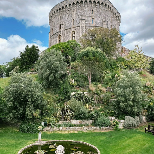 Windsor | Windsor Castle: Skip "The Long Walk" Unless You're a Dedicated Hiker! 🚶‍♀️🏰
