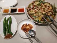聖水洞必吃美食，조조칼국수蛤蜊刀削麵與海鮮蔥餅的絕妙組合。