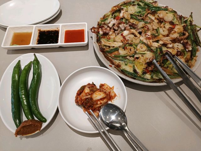 聖水洞必吃美食，조조칼국수蛤蜊刀削麵與海鮮蔥餅的絕妙組合。
