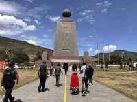 【世界の中心記念碑｜Mitad del Mundo】