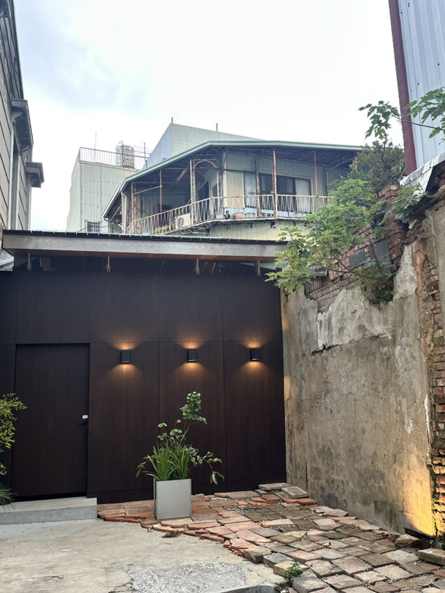🧱「百年古厝變身設計殿堂！台南信義街硓𥑮石黃宅重生魅力全開」 