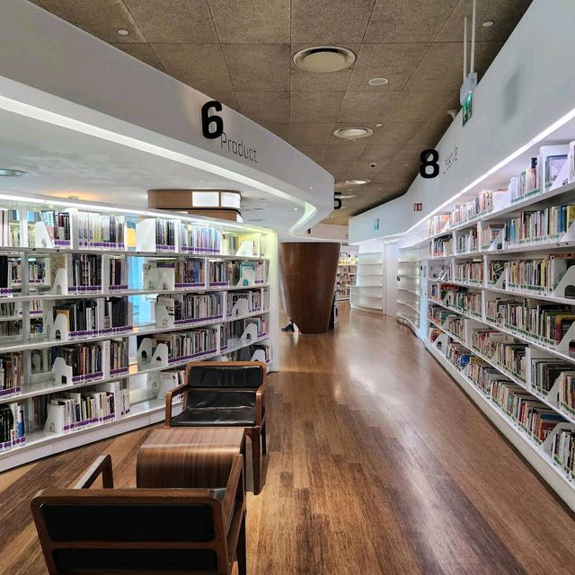 Library@Orchard / Library@Esplanade (Free & scenic libraries)