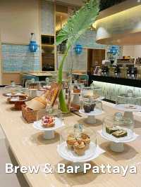 Brew & Bar Pattaya เป็นคาเฟ่และบาร์บรรยากาศสบายๆ 