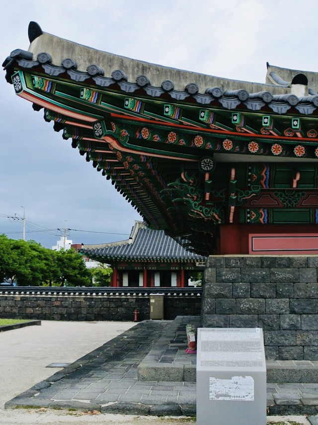 A Serene Oasis of Traditional Korean Architecture