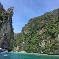 🏝️ เกาะพีพี กระบี่ | ทะเลสีฟ้าใส กับภูเขาหิน
