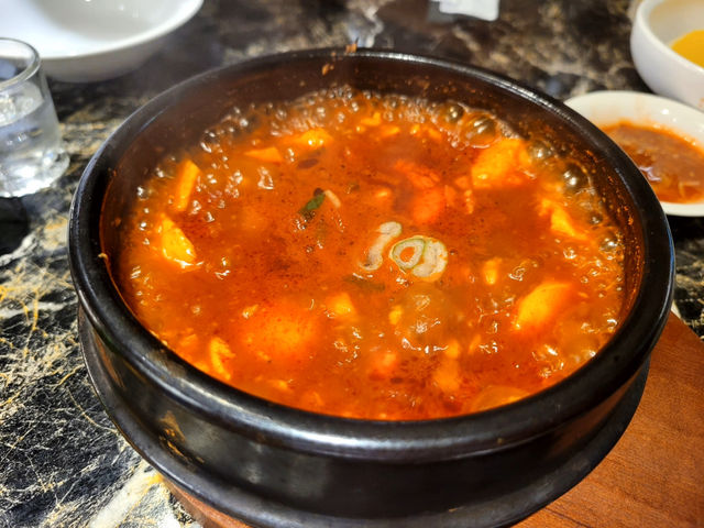 한번 먹으면 계속 손이 가는 족발이 있다?!