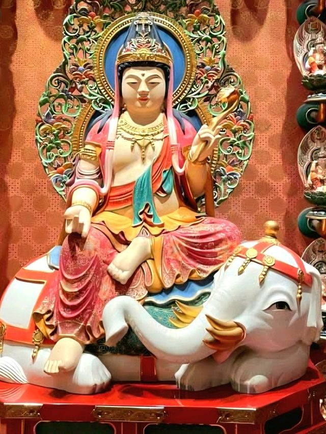 A Quiet Pause in the Heart of Chinatown Buddha Tooth Relic Temple