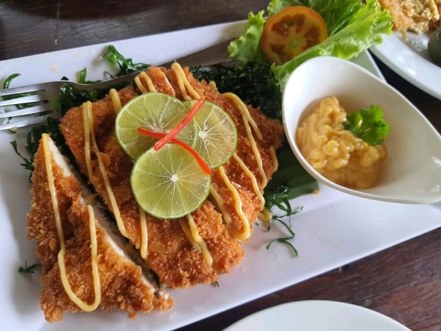 tHe tHReE LiTTle PiGs สามพราน คาเฟ่น้องหมาเข้าได้