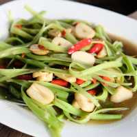 บ้านไม้ริมน้ำ – ร้านอาหารพื้นบ้านบรรยากาศดี