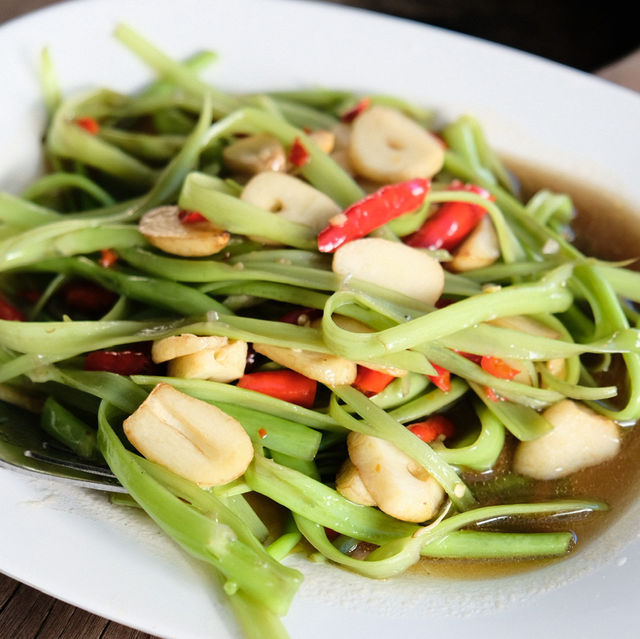 บ้านไม้ริมน้ำ – ร้านอาหารพื้นบ้านบรรยากาศดี