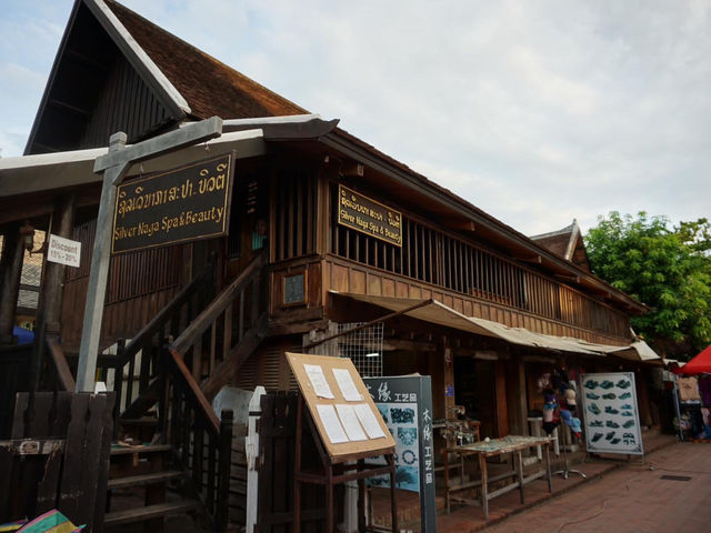 ตลาดมืดหลวงพระบาง🇱🇦คนถนนเดินหลวงพระบาง