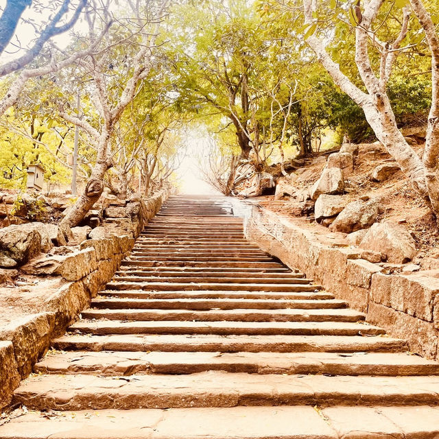 🌄✨ *Mihintale: Sri Lanka’s Sacred Mountain of Buddhism* 🏛️🙏 🌄✨ *Mihintale: Sri Lanka’s Sacred Mountain of Buddhism* 🏛️🙏