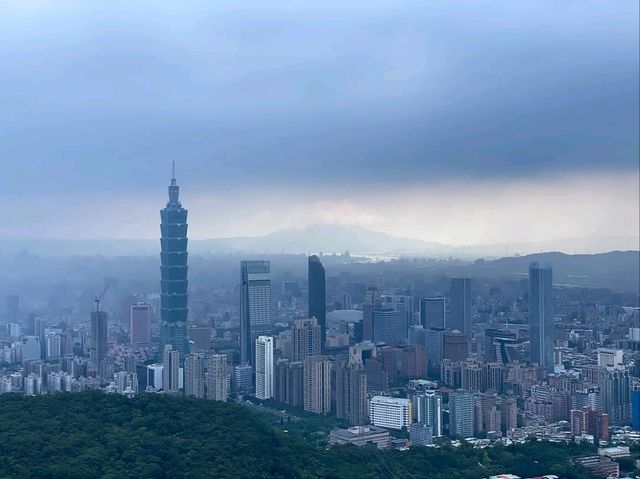 Thumbs Up for Views at Muzhi Mountain Horseshoe Platform