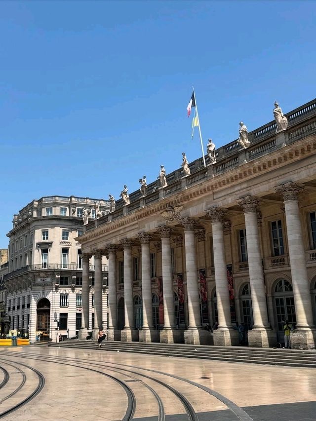 🍷🏛️ Bordeaux: A Timeless Blend of Wine, Elegance & Riverfront Charm