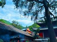 วัด Tiantai Guoqing กำแพงสีเหลืองเรียบง่ายโดนเด่น