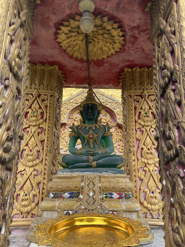 เที่ยววัดหนองเงือก ชมพระแก้วมรกตจำลอง