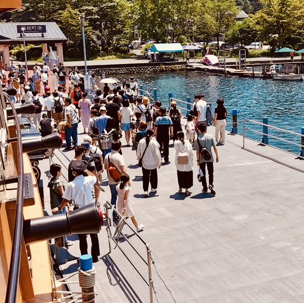 🚢「微風湖上行，富士山與箱根山景盡收眼底。」
