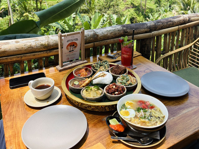 【烏布TIS餐廳】梯田上的夢幻用餐體驗🌾✨ 【烏布TIS餐廳】梯田上的夢幻用餐體驗🌾✨
