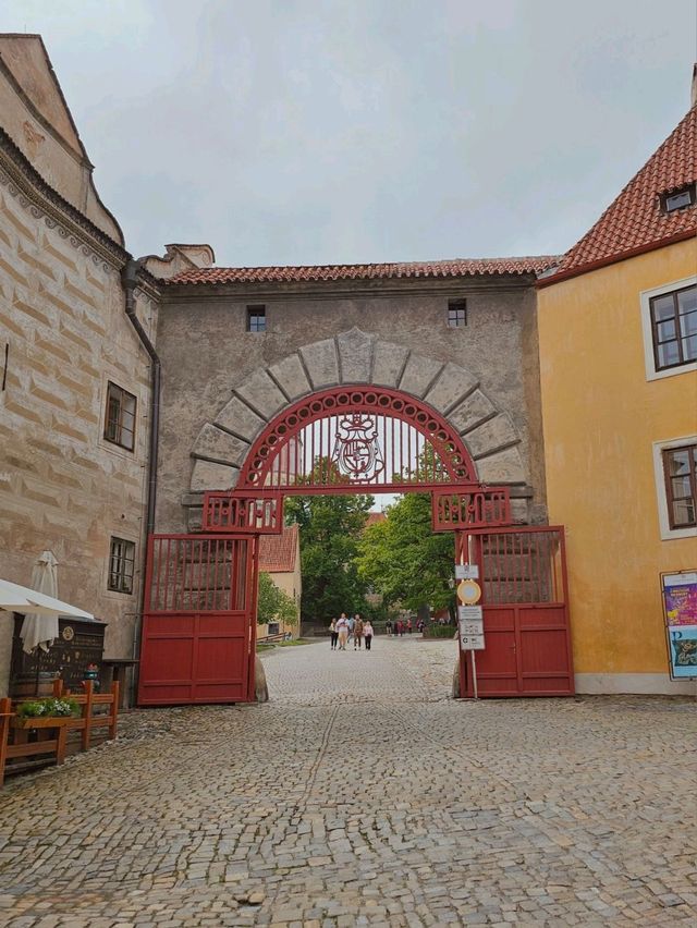 Český Krumlov: Fairytale Vibes in Czech Republic 🏰🛶