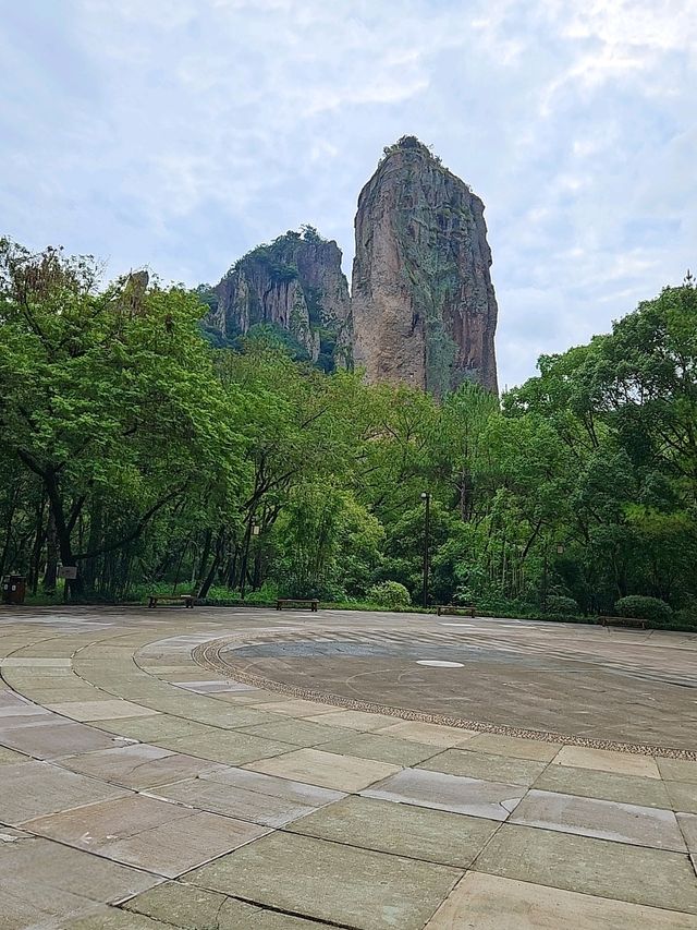 縉云仙都裡高聳云端的鼎湖峰