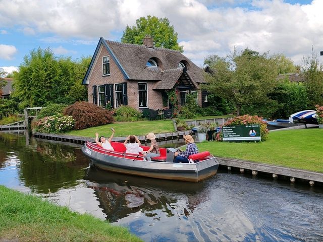Giethoorn: A Unique Boating Experience