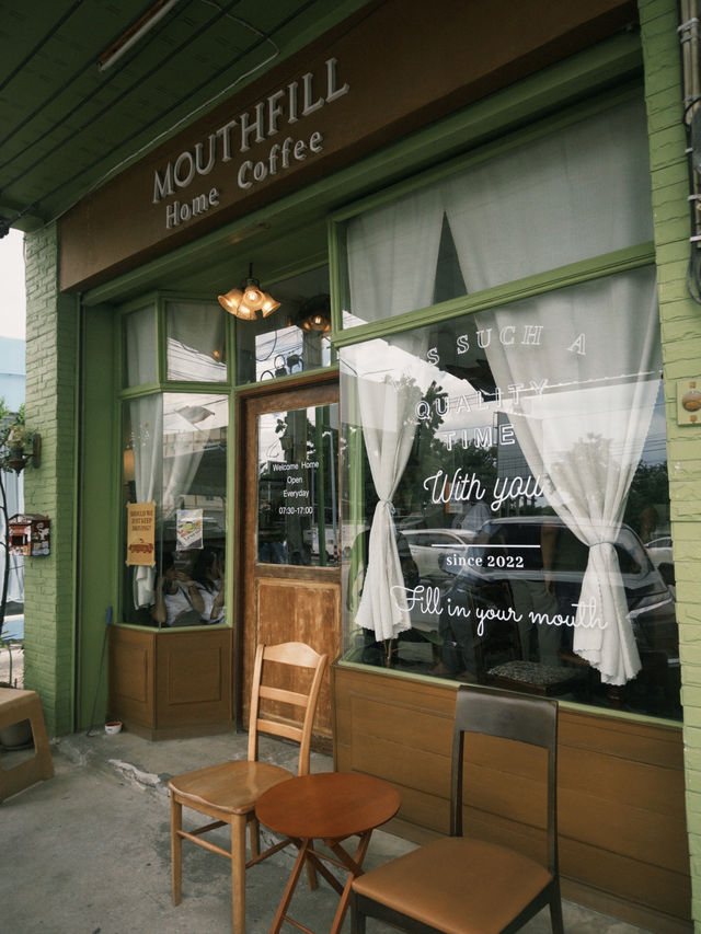 คาเฟ่สไตล์โฮมมี่ย่านบางแสน Mouthfill Home Coffee