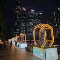 Strolling along here at night felt like walking into a postcard! The skyline lit up, the reflections on the water, and the cool breeze made it such a dreamy spot.