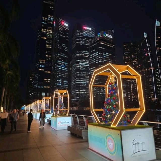 Strolling along here at night felt like walking into a postcard! The skyline lit up, the reflections on the water, and the cool breeze made it such a dreamy spot. Strolling along here at night felt like walking into a postcard! The skyline lit up, the reflections on the water, and the cool breeze made it such a dreamy spot.