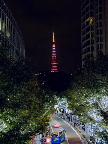 日本東京東京鐵塔與燈飾的美妙結合。