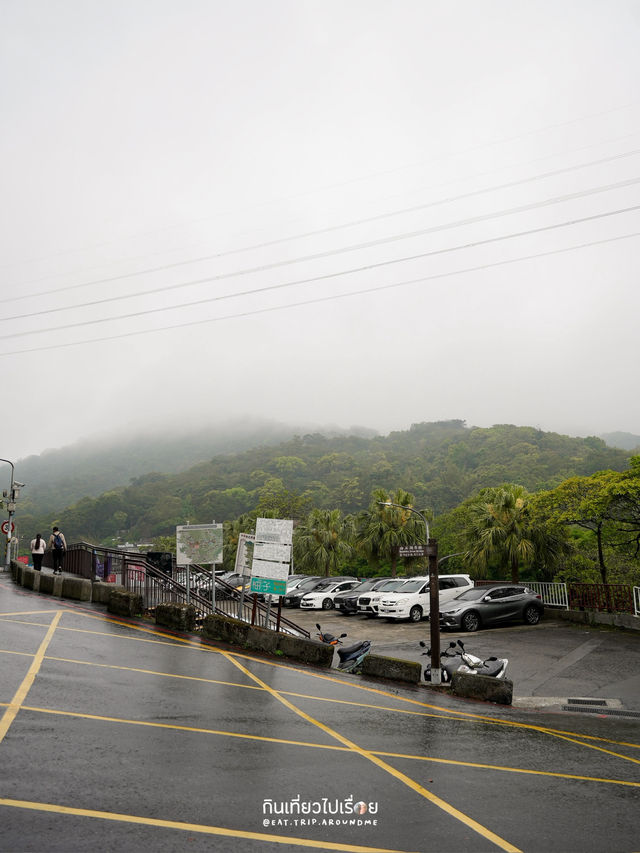 ไหว้พระในวันที่ฝนพรำ บรรยากาศสงบอย่างบอกไม่ถูก ไหว้พระในวันที่ฝนพรำ บรรยากาศสงบอย่างบอกไม่ถูก