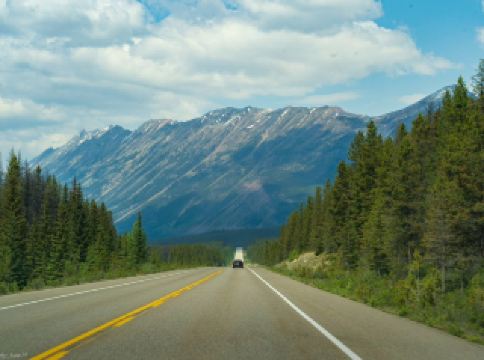 Introduction to Trip Highlights

This exploration of the Hishe area will focus on waterfalls, lakes, snow-capped mountains and valleys. If you like nature and love photography, you can't miss it! From Banff, the early morning air is particularly fresh and the scenery is soft, capturing the clouds and mist lingering over the mountains and the daylight shining on the lake with your camera is completely healing for the mind. You can also go to Wildflour bakery to buy some road snacks. I seriously recommend their croissants and handmade bread.

Attraction recommendations

1. Tangle Creek Waterfall
Tangle Creek Waterfall is right next to the main road, get off and cross the road! The waterfall is overwhelming, the water washes down the rocks, and the water is misty, which is perfect for distant and close-up photos. However, remember to be careful, many visitors on site do not see the car directly across the main road, in fact, the trunk line, to pay special attention to safety.
📍 Address: Icefields Parkway, Jasper National Park, AB T0E, Canada
⏰ Recommended visit time: Open all day, but less people in the morning to take pictures better.

2. Banff Town
Banff is particularly quiet in the morning, and when you wake up early in the morning, you can find some beautiful angles in the town to take pictures of mountain views, looking at the fusion of lakes and mountains in the distance, taking pictures at any time on your computer desktop.
📍 Address: Banff Ave, Banff, AB, Canada
☕ Wildflour Bakery
Before you leave in the morning, head to Wildflour Bakery for breakfast and road snacks, with fresh handmade baked styles and vegetarian options. Like the neighboring cafes and bars, it's full of characteristics.
📍 Address: 211 Bear St #101, Banff, AB T1L 1A1, Canada
⏰Business Hours: Daily 07:00 - 18:00

3. Mountains Lake Visions
Along the way, whether it’s Banff or Icefields Parkway, the mountains and lakes dissolve under the morning mist, and the view is shocking and poetic. It is recommended to choose a sunny day to go, the view is vast, the tones of photography are naturally saturated, and the lake and mountains are unobstructed.

Photography tips & tips

1. On the road in the morning, the light is soft, taking pictures by the way to avoid the crowds, the photos come out fresh and comfortable.
2. Cross the road to shoot Tangle Creek Waterfall Remember to see the cars coming from both sides, do not be greedy close or hasty shadow away, the main road speed quickly to be extra careful!
3. Picnic snacks can be bought in advance at Banff Wildflour bakery, especially recommend their croissants and bread, the food is new enough