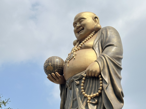 世界最大の弥勒仏-笑顔で人々をお出迎え。 | Trip.com 台湾
