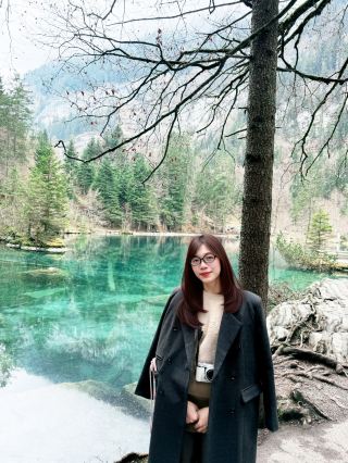 블라우제(Blausee): 스위스의 매혹적인 에메랄드빛 호수 。