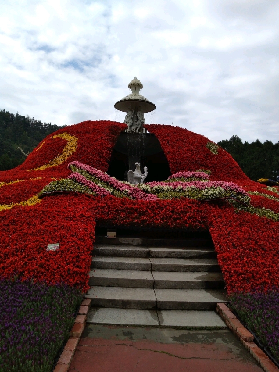 🌸 Nantou Formosan Aboriginal Cultural Village | An Experience of Indigenous Culture, Cherry Blossoms, and Thrilling Rides

When visiting Sun Moon Lake in Nantou, besides enjoying the stunning scenery, the Formosan Aboriginal Cultural Village is a must-see! It combines indigenous culture, natural landscapes, a theme park, and seasonal flowers, offering something for everyone, whether it's a family trip, a friends' getaway, or a romantic date.

The biggest feature of the Formosan Aboriginal Cultural Village is that you can experience two completely different styles of tourism in one day: on one hand, you can stroll through the tribal buildings and exhibition areas full of indigenous cultural characteristics, learning about the life and culture of Taiwan's indigenous peoples; on the other hand, you can ride the cable car, challenge yourself with thrilling rides, and enjoy the fun atmosphere of a theme park.

🏹 Learn about Taiwan's Indigenous Culture

"The Nine Formosan Aboriginal Peoples" is one of the most representative themes of the Formosan Aboriginal Cultural Village.

The park presents the rich and diverse traditional culture of Taiwan's indigenous peoples through the architecture, lifestyle scenes, crafts, clothing, and cultural displays of different ethnic groups. Walking through the park, you can see traditional tribal architecture and unique landscapes, and learn more about the lifestyles of indigenous peoples through exhibits and activities.

For first-time visitors, this is more than just an amusement park; it's a journey combining cultural experiences and leisure activities.

🚡 Sun Moon Lake Ropeway | A Must-Visit Experience

Taking the Sun Moon Lake Ropeway is highly recommended when visiting the Formosan Aboriginal Cultural Village.

The ropeway connects the Formosan Aboriginal Cultural Village to the Sun Moon Lake area. During the ride, you can enjoy panoramic views of the mountains and forests from above, with a particularly expansive vista on a clear day. The verdant mountains and distant lakes intertwine, creating a truly iconic landscape for the Formosan Aboriginal Cultural Village.

If you don't want to walk all the time, taking the ropeway is a leisurely way to explore the park.

Especially on a clear day, the views of the valleys and forests from the ropeway are stunning, perfect for taking photos.

🌸 Spring Must-Visit | Formosan Aboriginal Cultural Village During Cherry Blossom Season

Another famous feature of the Formosan Aboriginal Cultural Village is its annual cherry blossom season.

The park boasts a large number of cherry blossoms, which, when in full bloom, bathe the entire mountain in pink, creating a truly dreamlike scene against the backdrop of the mountain forest and park architecture.

Cherry blossom season is also one of the most popular tourist times at the Formosan Aboriginal Cultural Village, perfect for flower lovers and photographers.

To avoid crowds, consider visiting on a weekday. The cherry blossom blooming conditions are subject to the annual weather, so check the latest bloom information before you go.

🎢 Thrill-seekers, come join us!

Don't think the Formosan Aboriginal Cultural Village is just about culture and flower viewing; it also offers many thrilling rides.

The park features roller coasters, freefall rides, and other attractions for those who enjoy speed and weightlessness.

Therefore, the Formosan Aboriginal Cultural Village is ideal for groups of friends. Spend the morning exploring the cultural area and enjoying the mountain views by cable car, then dedicate the afternoon to the thrilling rides.

This combination of "culture + nature + amusement park" is what sets the Formosan Aboriginal Cultural Village apart from other tourist attractions.

🎡 Ideal for Families Too

If you're bringing children, don't worry about spending the whole day on thrill rides.

The park offers many family-friendly attractions, along with displays of indigenous culture, natural scenery, and seasonal flowers, allowing you to tailor your child's experience to their age.

For families, a more relaxed itinerary is ideal. You don't need to experience every ride; take your time to enjoy the scenery, ride the cable car, and take photos – a fulfilling day is just the beginning.

📍 Attractions Nearby: Formosan Aboriginal Cultural Village

Located near Sun Moon Lake, the Formosan Aboriginal Cultural Village is perfect for combining with other attractions.

🌊 Sun Moon Lake

The most recommended accompaniment to the Formosan Aboriginal Cultural Village is Sun Moon Lake.

You can take a boat trip on the lake, cycle around the lake, or stroll along the lakeside to admire the scenery. After visiting the Formosan Aboriginal Cultural Village, you can also head to Sun Moon Lake to watch the sunset, transforming your trip from a bustling amusement park to a relaxing lakeside retreat.

🚡 Sun Moon Lake Ropeway

If your main itinerary for the day is the Formosan Aboriginal Cultural Village, you can easily include the ropeway experience in your itinerary. Enjoying the panoramic mountain views of Sun Moon Lake from above is definitely worthwhile.

🏘️ Ita Thao Shopping District

A visit to Ita Thao is also recommended while you're at Sun Moon Lake.

Here you'll find many unique snacks and souvenirs, including aboriginal cuisine, sausages, tea eggs, and other popular dishes. After a long day of sightseeing, a visit to the shopping district for food and shopping is a relaxing way to unwind.

⛩️ Wenwu Temple

For travelers who enjoy photography and architectural appreciation, a visit to the Wenwu Temple at Sun Moon Lake is highly recommended. The temple, built into the mountainside, combined with the lake and mountain views, is a unique feature of Sun Moon Lake.

🗺️ Recommended One-Day Itinerary

Morning | Formosan Aboriginal Cultural Village 🌸 Arrive early to explore the aboriginal cultural area and the park's attractions.

Lunch | Lunch in the Park 🍴 Enjoy a simple lunch within the park, then continue exploring.

Afternoon | Rides + Cable Car 🎢🚡 Challenge yourself on your favorite rides, then take the cable car to admire the mountain scenery and Sun Moon Lake views.

Evening | Ita Thao Shopping District 🌊 Head to Ita Thao near Sun Moon Lake, enjoy some local snacks, and stroll through the shopping district.

Evening | Sun Moon Lakeside 🌅 If time permits, stay at Sun Moon Lake to enjoy the sunset or the lakeside scenery at night.

⭐ Recommended Activities

The Formosan Aboriginal Cultural Village is a great place to experience many things at once.

Those who love culture can learn about the traditional life of Taiwan's indigenous peoples; nature lovers can enjoy the scenery of Sun Moon Lake and the mountains; photography enthusiasts can wait for the romantic cherry blossom season; and those who enjoy thrilling rides can challenge themselves within the park.

If you only have one day in Nantou, I highly recommend combining the Formosan Aboriginal Cultural Village (Afrika Korok) with Sun Moon Lake.

Whether you visit during the cherry blossom season in spring or at other times to enjoy the mountain scenery, you'll experience the unique charm of Afrika Korok, unlike typical theme parks.

📍 Attraction: Formosan Aboriginal Cultural Village

📍 Location: Yuchi Township, Nantou County

🎯 Recommended Activities: Cultural experiences + amusement rides + cable car ride + flower viewing

👨👩👧👦 Suitable for: Families, friends, couples, and groups

⏱️ Suggested Itinerary: Half a day to a full day

※ Actual operating hours, ride availability, activities, and flower conditions may vary depending on the season, weather, and park announcements. Please check the latest information before your trip.