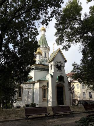 Откройте для себя самую очаровательную сторону болгарской столицы: прогулка по старому городу Софии, где я неожиданно наткнулся на мессу.