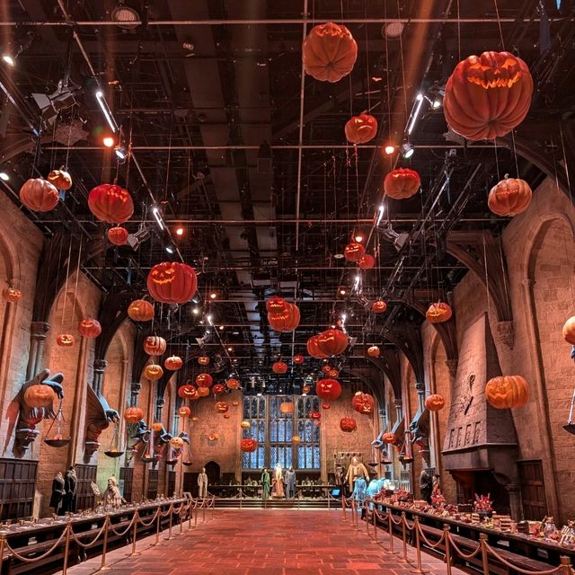 🎃 魔法世界的萬聖節！哈利波特影城宴會廳的夢幻南瓜燈海✨