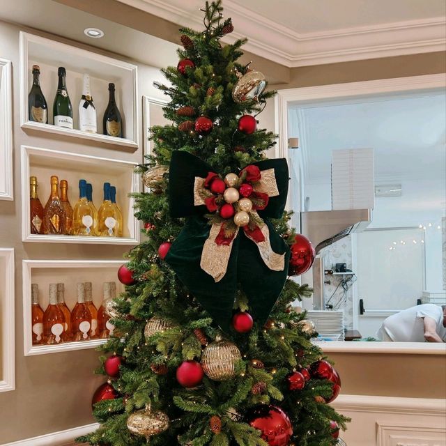 Charming Christmas Decor at a Restaurant in Taranto  
