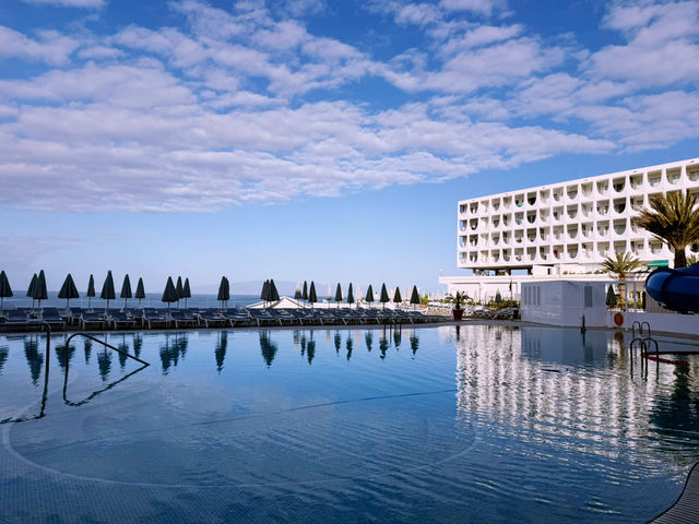 Pearly Grey Ocean Club – Cliffside Comfort in Callao Salvaje