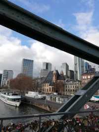Wander Through Frankfurt: Classics, Culture, and Bridges 🇩🇪🥨