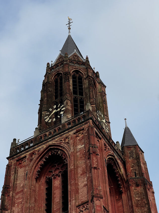 ⛪🔥 St. Janskerk – The Fiery Red Guardian of Maastricht’s Skyline 🇳🇱❤️  