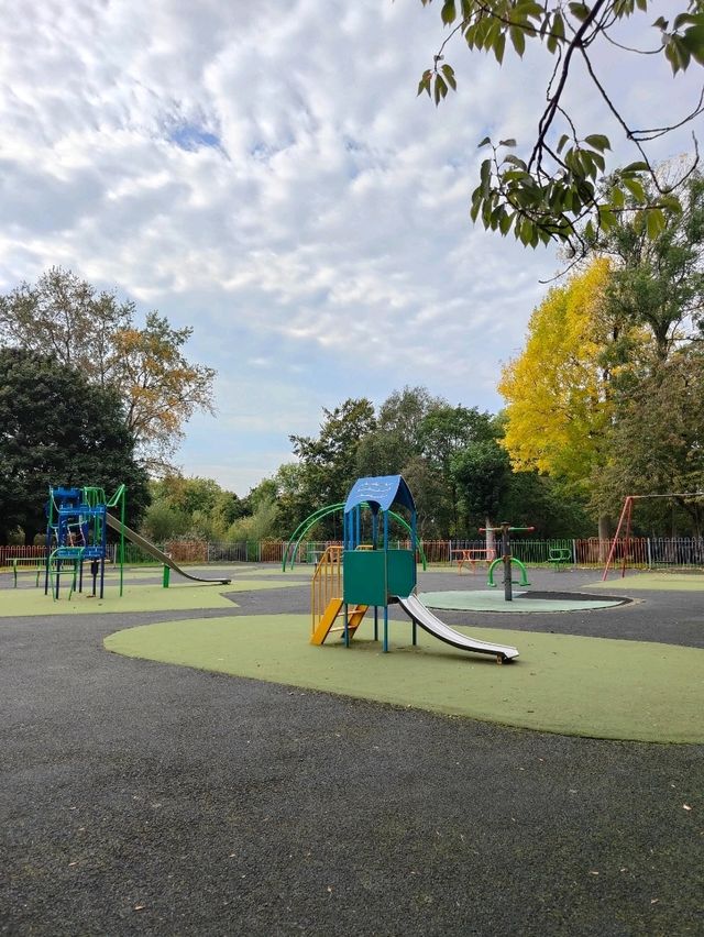 Queen’s Park in Autumn – A Symphony of Colour and Calm