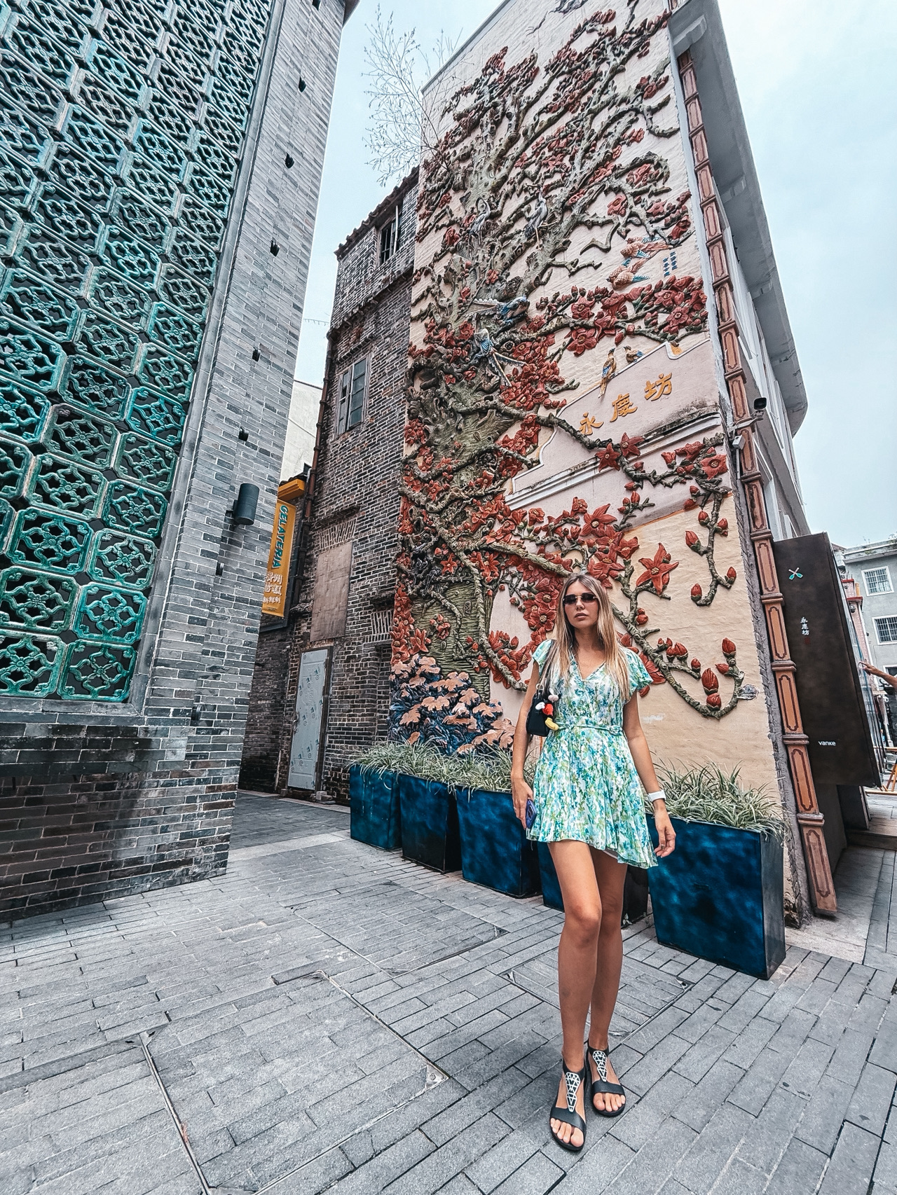 No skyscrapers. Just narrow alleyways, century-old houses, ¥20 coffee, and FREE admission. This is Yongqingfang (永庆坊) in the Liwan District.

HOW TO GET THERE:
🚇 Huangsha Metro Station (Lines 1 & 6). Exit B. A 5-minute walk, and you've stepped straight into a Chinese fairy tale.

HIGHLIGHTS:
📸 Crescent Moon Bridge (perfect reflection on the water)
🐉 Bruce Lee's Ancestral Home (free!)

Time needed: 3-4 hours tops. Perfect in the evening — the lanterns light up and the magic happens ✨

Save this so you don't lose it ❤️ Have you been to old Guangzhou? 👇