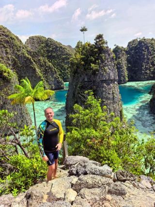 The most beautiful lagoon on our planet!!! #Balbulol #rajaampat #papuanewguinea #indonesia trip to Raja Ampat
I'm starting my story about a recent trip to a stunning place—the Raja Ampat archipelago near Papua Island.
To get there, you first need to fly to Sorong, then take a high-speed ferry to Misool Island #misool , where any of the homestays will take you to this beautiful place. A boat ride for the whole day costs Rp 3.5 million. During the day, you'll visit several lagoons and wonderful snorkeling spots with vibrant, colorful corals.