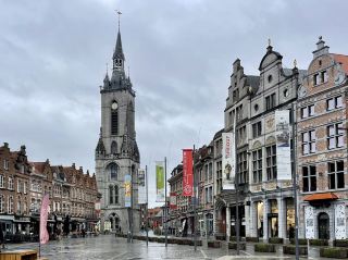 圖爾奈(Tournai)位於比利時瓦隆大區埃諾省,坐落在斯海爾德河畔,靠近法國邊境,人口約6.8萬,是比利時最古老的城市之一,歷史可追溯至2000多年前。中世紀時期,圖爾奈曾是法蘭克王國的重要城市,也是著名的宗教和文化中心。圖爾奈最著名的建築是聖母主教座堂(Notre-Dame de Tournai),始建於11世紀,融合羅馬式與哥特式建築風格,五座高聳的塔樓十分醒目,被列入聯合國教科文組織世界文化遺產。附近的圖爾奈鐘樓(Beffroi de Tournai)建於12世紀,是比利時現存最古老的鐘樓,同樣屬於世界遺產。