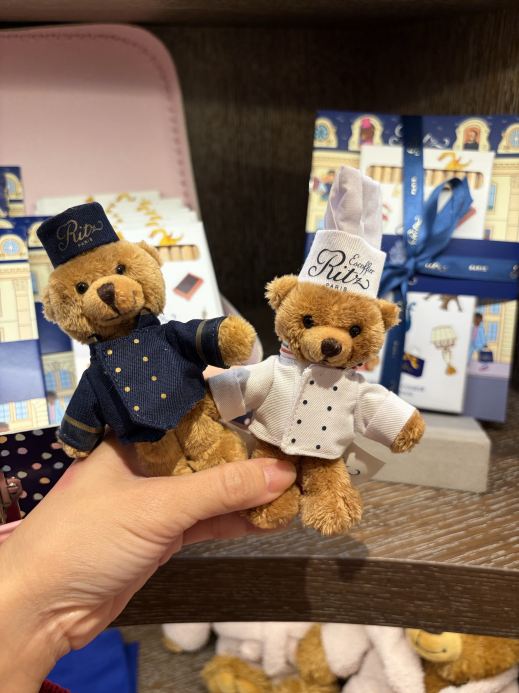 パリ土産】リッツ・パリのテディベアキーホルダー🧸💙 | Trip.com パリ